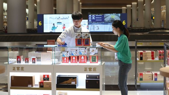 국내 최초로 도입되는 입국장 면세점이 31일부터 영업을 시작한다. 인천 제1여객터미널과 제2여객터미널의 수하물 수취지역에 각각 에스엠면세점, 엔타스듀티프리가 31일 오후 2시 국내 첫 입국장 면세점 문을 연다. 제1터미널 면세점은 동편과 서편에 한 개씩 총 380㎡(각 190㎡) 규모로, 2터미널 면세점(326㎡)보다 크다. 28일 오후 2터미널에서 입국장 개장 준비 작업이 진행되고 있다. 장진영 기자