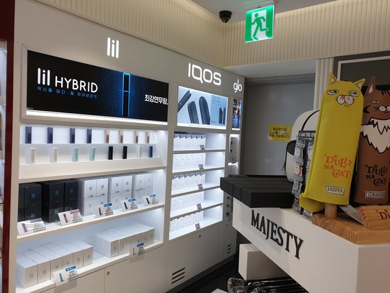 입국장 면세점에 있는 전자담배 판매대. 이 곳에서 담배는 판매하지 않지만 전자제품으로 분류된 전자담배 기계는 구입할 수 있다. [곽재민 기자]