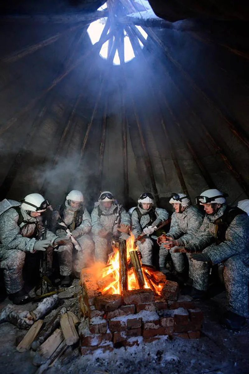 북극권에서 훈련 중인 러시아 육군. 불을 쬐며 잠시 쉬고 있다. [사진 러시아 국방부]