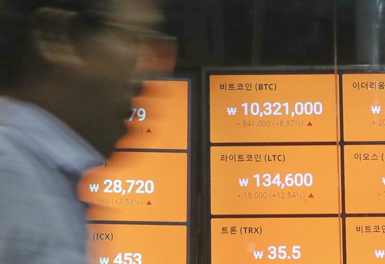 5월 27일 서울 강남구 한 가상화폐 업체 전광판에 비트코인 가격이 표시돼 있다. [연합뉴스]