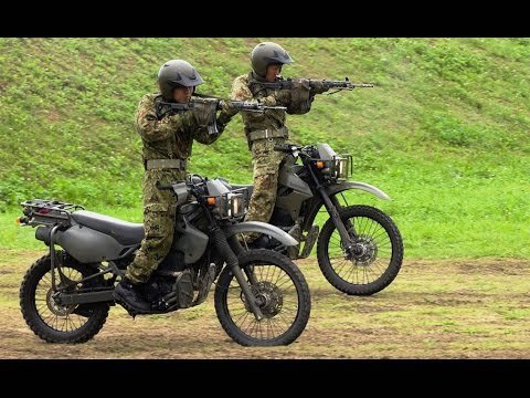 일본 육상자위대 오토바이 정찰팀이 기동 중 사격훈련을 하고 있다. [Twin Tyre 유튜브 캡처]