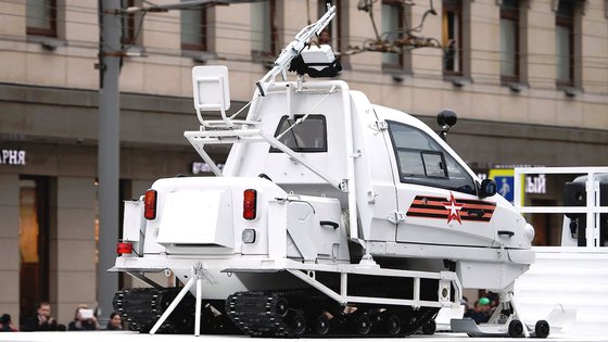 지난해 5월 9일 승전 기념일 열병식 때 러시아 육군이 공개한 TTM-1901 베르쿠트. 기관총을 탑재해 전투용으로 쓸 수 있다. [사진 VITALY KUZMIN]