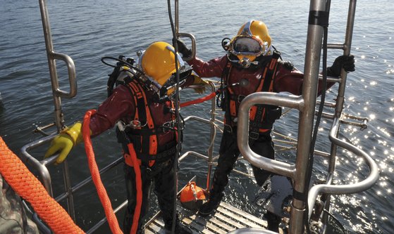 해군 해난구조전대(SSU) 대원들이 심해 구조훈련을 하고 있다. [사진 해군]