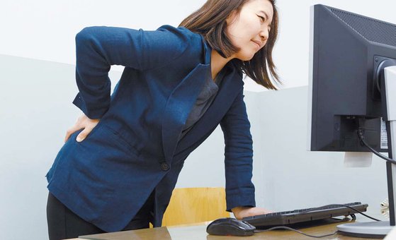 허리 통증은 직립보행을 하는 인간의 숙명이다. 체중이 허리 주변의 골반과 다리에 쏠리면서 통증을 유발하기 때문이다. 요통을 완화하기 위해선 허리 통증에 밀접한 세 가지 근육을 잘 풀어주면 된다. [중앙포토]