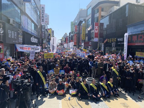 지난 4월 2일 경북 포항시 북구 육거리에서 열린 '포항지진 특별법 제정 촉구 범시민 결의대회'에서 실개천거리에 모인 인파가 구호를 외치고 있다. 포항=김정석기자