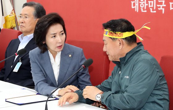3일 국회에서 한국당 나경원 원내대표가 포항지진 범시민대책위원회 공원식 위원장으로부터 호소문을 전달받고 위로의 말을 하고 있다. [뉴시스]