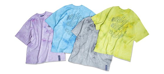 길이가 짧은 크롭 티셔츠에 타이다이 패턴을 적용한 로맨틱크라운. [사진 무신사]