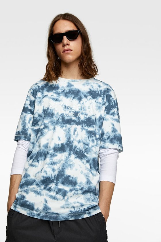 물에 물감을 풀어 놓은 듯, 원단을 실로 묶어 염색하는 기법인 타이다이(홀치기염)이 올여름의 핵심 트렌드로 떠올랐다. 사진은 SPA브랜드 자라의 타이다이 티셔츠.  [사진 자라]