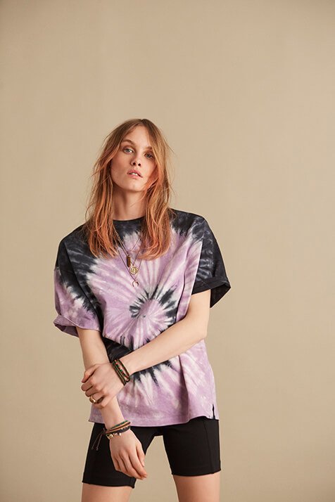 중앙에서부터 달팽이 모양으로 핑크색 물감이 퍼져 나오는 것 같은 기법의 타이다이 티셔츠. [사진 나인티퍼센트]