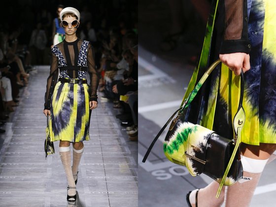 타이다이 패턴의 실크 스커트와 가방을 선보인 프라다의 2019 스프링 컬렉션.
