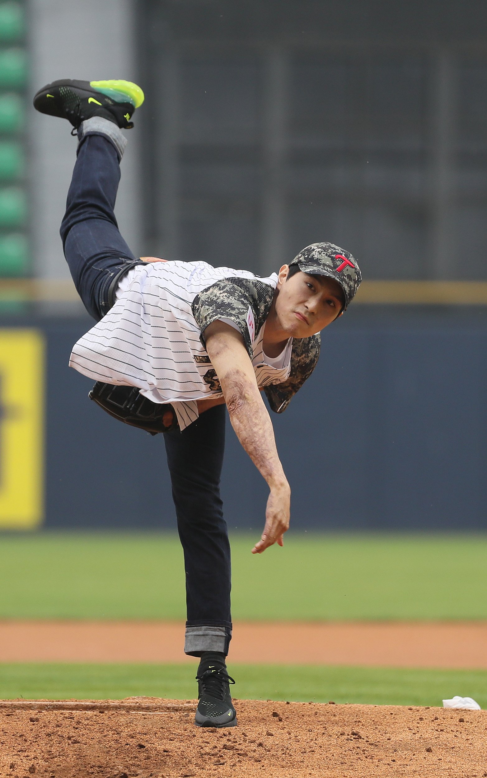 이찬호 씨의 6일 서울 송파구 잠실야구장 프로야구 kt와 LG의 경기 시구 장면. 완벽한 피니시 동작이다.[연합뉴스]