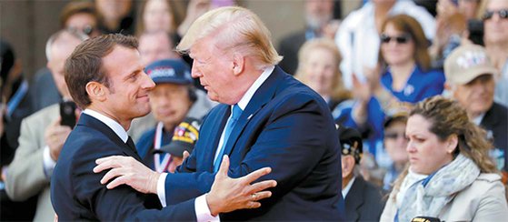 도널드 트럼프 미국 대통령(오른쪽)과 에마뉘엘 마크롱 프랑스 대통령이 6일 프랑스 노르망디 해안의 미군 묘지에서 만나 인사하고 있다. 마크롱 대통령은 이날 기자들에게 ‘다자간 국제질서’를 강조해 다자간 협정을 배제하고 국제질서를 준수하지 않는 트럼프 대통령을 겨냥했다. [로이터=연합뉴스]