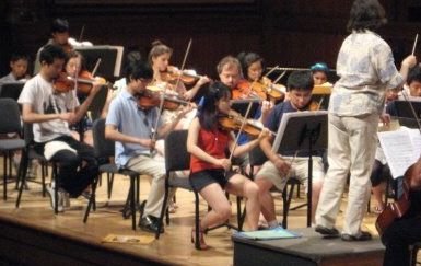 하버드대 섬머스쿨 때 연주 모습.(빨간색 티셔츠) 섬머스쿨 오케스트라에서는 악장을 맡았다. [김신해 제공]