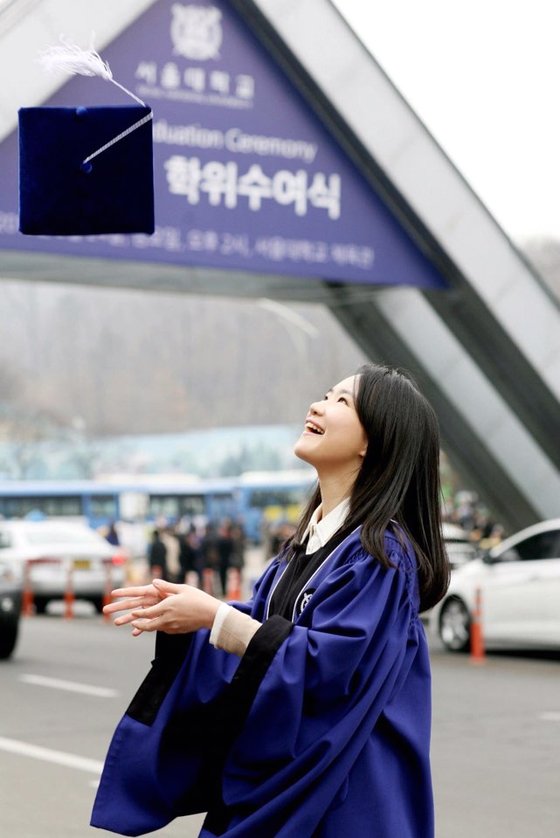 2012년 서울대 졸업식. 경영대 복수 전공으로 두 개의 학위를 받았다. [김신해 제공}