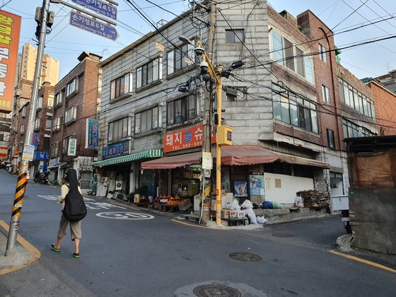 영화 '기생충' 촬영지 아현동 돼지슈퍼. 기택네 집앞 구멍가게로 등장한다. 민혁이 기우와 술을 마시다가 박사장 딸의 영어 과외를 제안하던 장소다. 백종현 기자