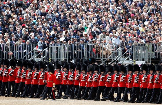 버킹엄궁정의 근위병이자 군악대인 '콜드스트림'이 행진하고 있다. [REUTERS=연합뉴스]