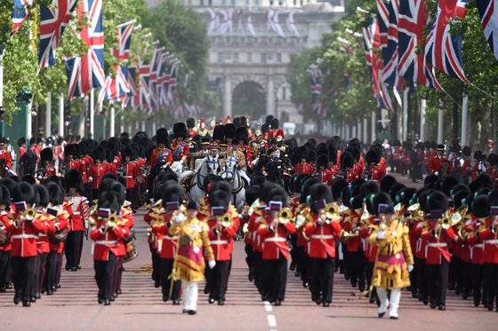 영국 왕실 군악대 400여명, 300여 기병대, 1400여 명의 병력이 버킹엄 궁 앞을 행진하고 있다. [EPA=연합뉴스]