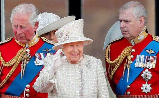 엘리자베스 2세 영국 여왕이 8일 영국 버킹엄궁에서 열린 공식 생일행사(Trooping the Colour)에 참석해 손을 흔들고 있다. 왼쪽은 장남 찰스 왕세자, 오른쪽은 차남 앤드류 왕자. [AP=연합뉴스]