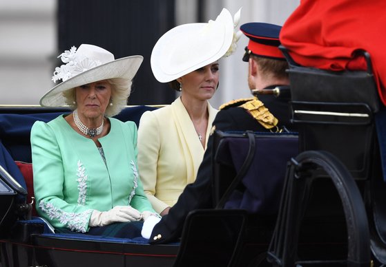 엘리자베스 여왕의 큰며느리와 손자며느리가 나란히 마차에 앉아있다. [EPA=연합뉴스]