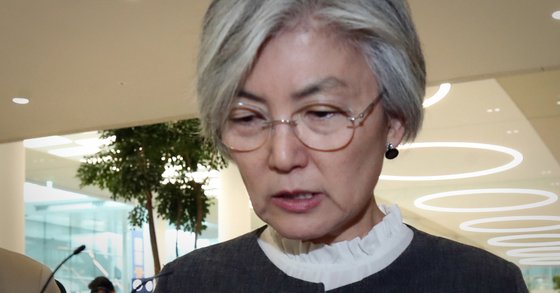 강경화 외교부 장관이 지난달 25일 오후 인천국제공항을 통해 귀국하며 한미 정상 간 전화통화 내용을 주미대사관의 간부급 외교관이 자유한국당 강효상 의원에게 유출한 사건과 관련한 취재진의 질문에 답하고 있다. [연합뉴스]