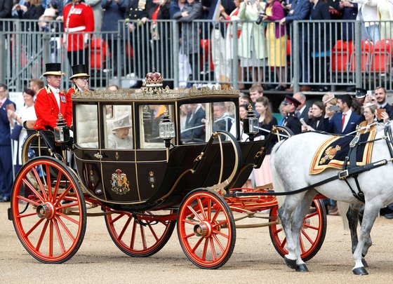 엘리자베스 2세 영국 여왕이 전용 마차를 타고 행사장으로 이동하고 있다. [REUTERS=연합뉴스]