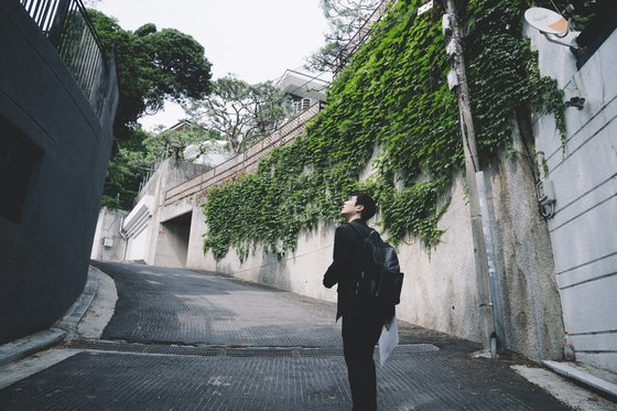 반지하(위 사진)에 사는 기택(송강호)네 식구들은 장남 기우(최우식)를 시작으로 박사장네 부자 동네에 다가간다. 박사장 아내 연교(조여정)의 표정처럼, 계단(아래 사진)은 이 영화에서 놀라운 일이 벌어지는 중요한 장치가 된다. [사진 CJ엔터테인먼트]