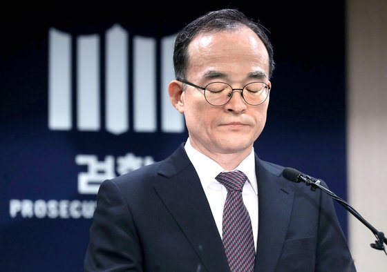 문무일 검찰총장이 지난달 16일 오전 대검에서 검경 수사권 조정안 관련 기자간담회를 하고 있다. 최승식 기자