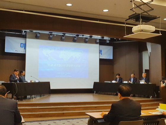 11일 은행회관에서 열린 '미중 무역협상과 외환시장 안정대책' 세미나에서 패널들이 토론하고 있다.