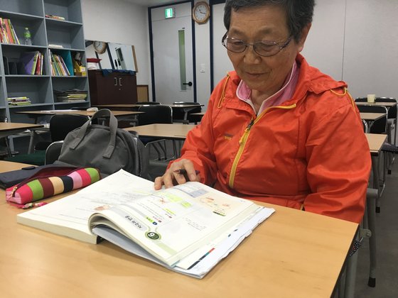 상록야학 최고령 학생 신숙자(79)씨는 지난달 중졸검정고시에 합격했다. 신씨는 "외우는 것보다 까먹는 것이 많아 공부하기 너무 어렵지만 건강이 허락하는 한 계속하고 싶다“고 말했다. 고석현 기자
