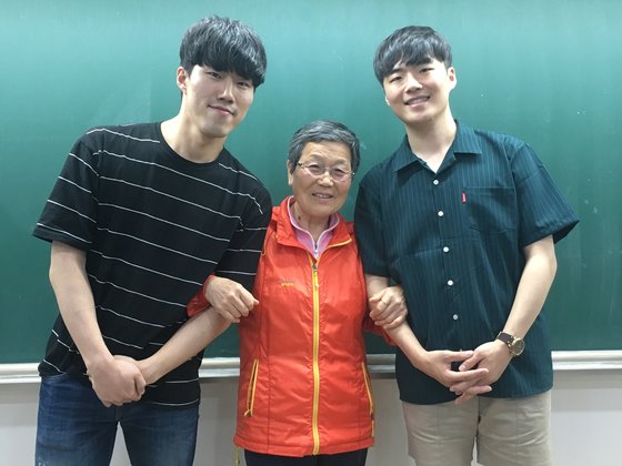 상록야학 교사 2명은 신씨에겐 손자뻘 대학생이다. 왼쪽부터 과학교사 강태주(25·서울시립대)씨, 학생 신씨, 사회교사 한동희(23·한국외대)씨. 고석현 기자