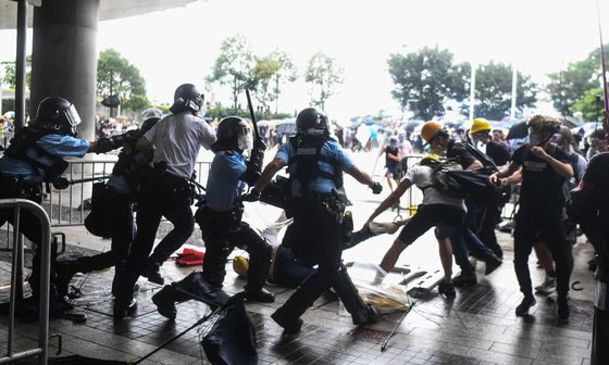 무력으로 시위대를 진압하는 홍콩 경찰. [AFP=연합뉴스]