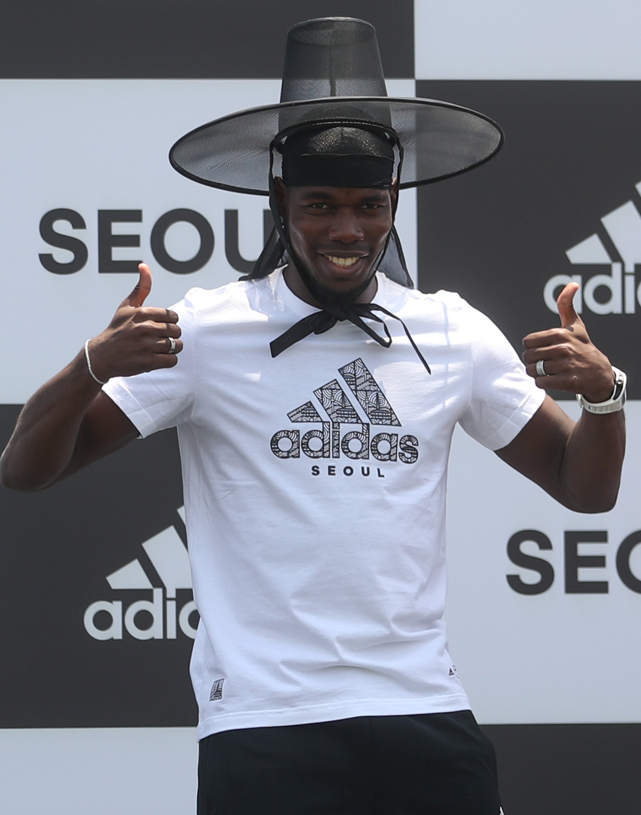 잉글랜드 프리미어리그 맨체스터 유나이티드의 폴 포그바가 13일 서울 용산구 아디다스 더베이스 서울에서 열린 아디다스 폴 포그바 아시아 투어 행사에서 한국의 전통 갓을 선물받은 뒤 포즈를 취하고 있다.[연합뉴스 ]