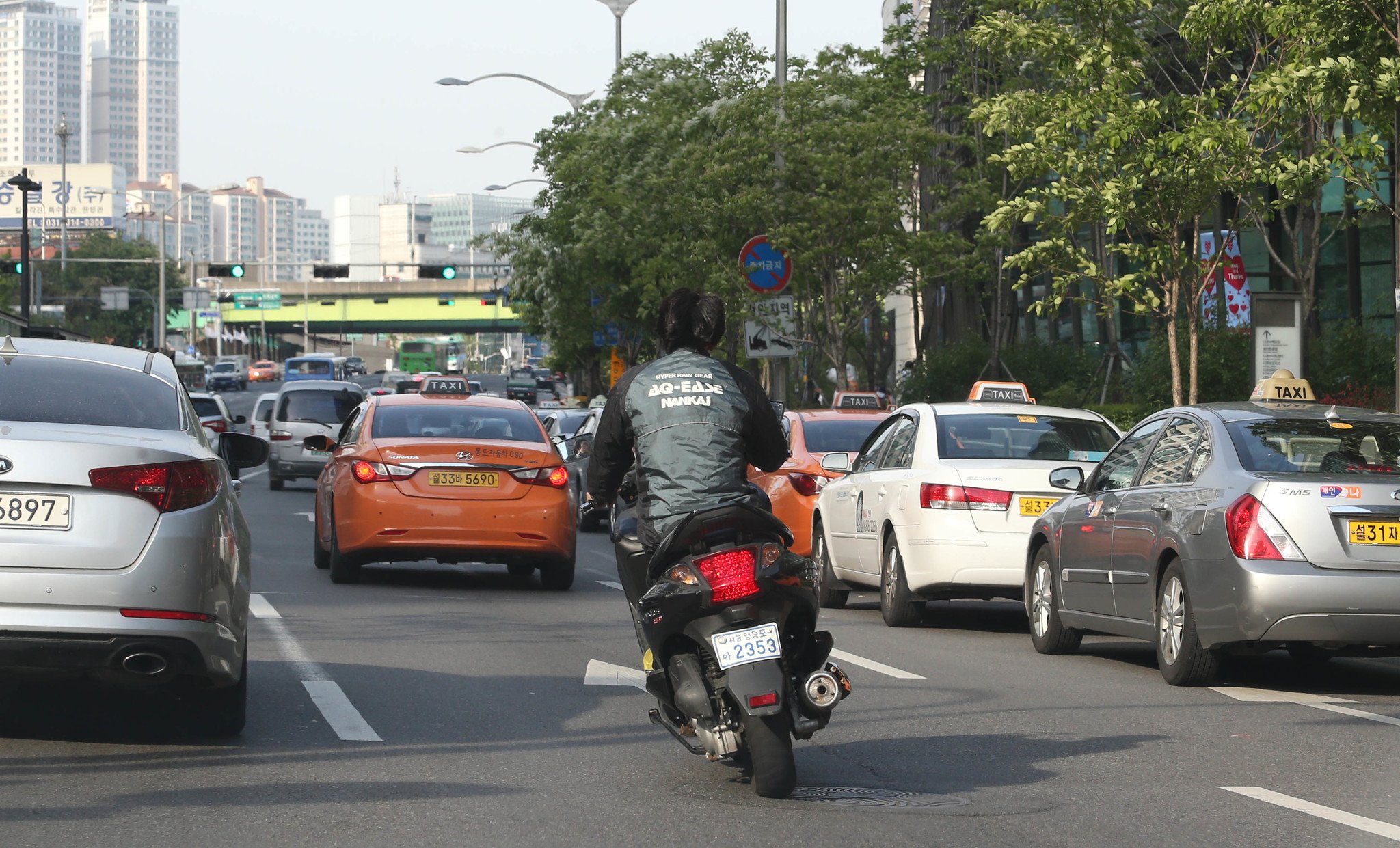 국내의 오토바이헬멧 착용률은 선진국에 비해 여전히 뒤떨어진다. [중앙포토]