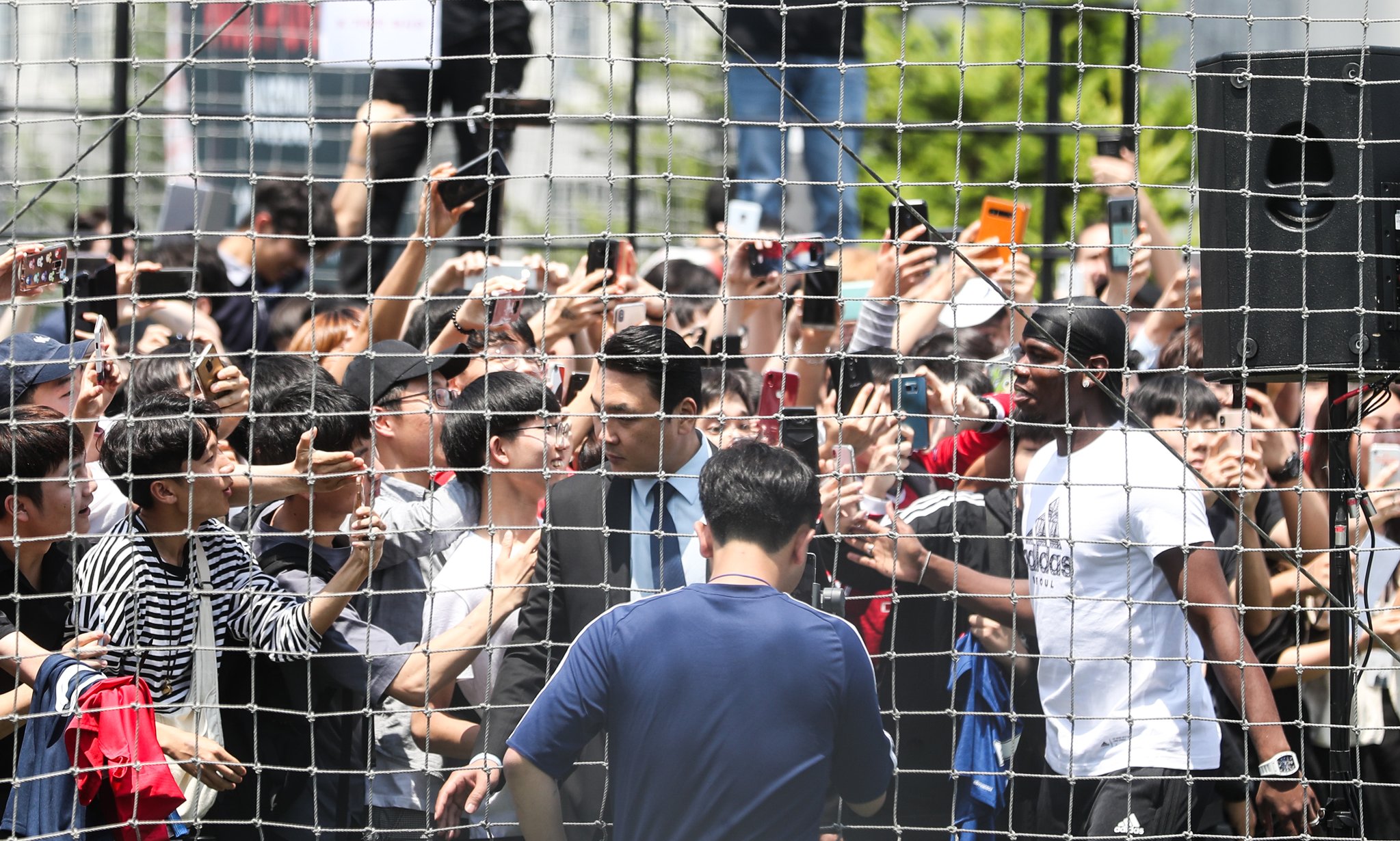 잉글랜드 프리미어리그 맨체스터 유나이티드의 폴 포그바가 13일 서울 용산구 아디다스 더베이스 서울에서 열린 아디다스-폴 포그바 아시아 투어 행사에서 팬들의 환호를 받으며 입장하고 있다. [연합뉴스 ]