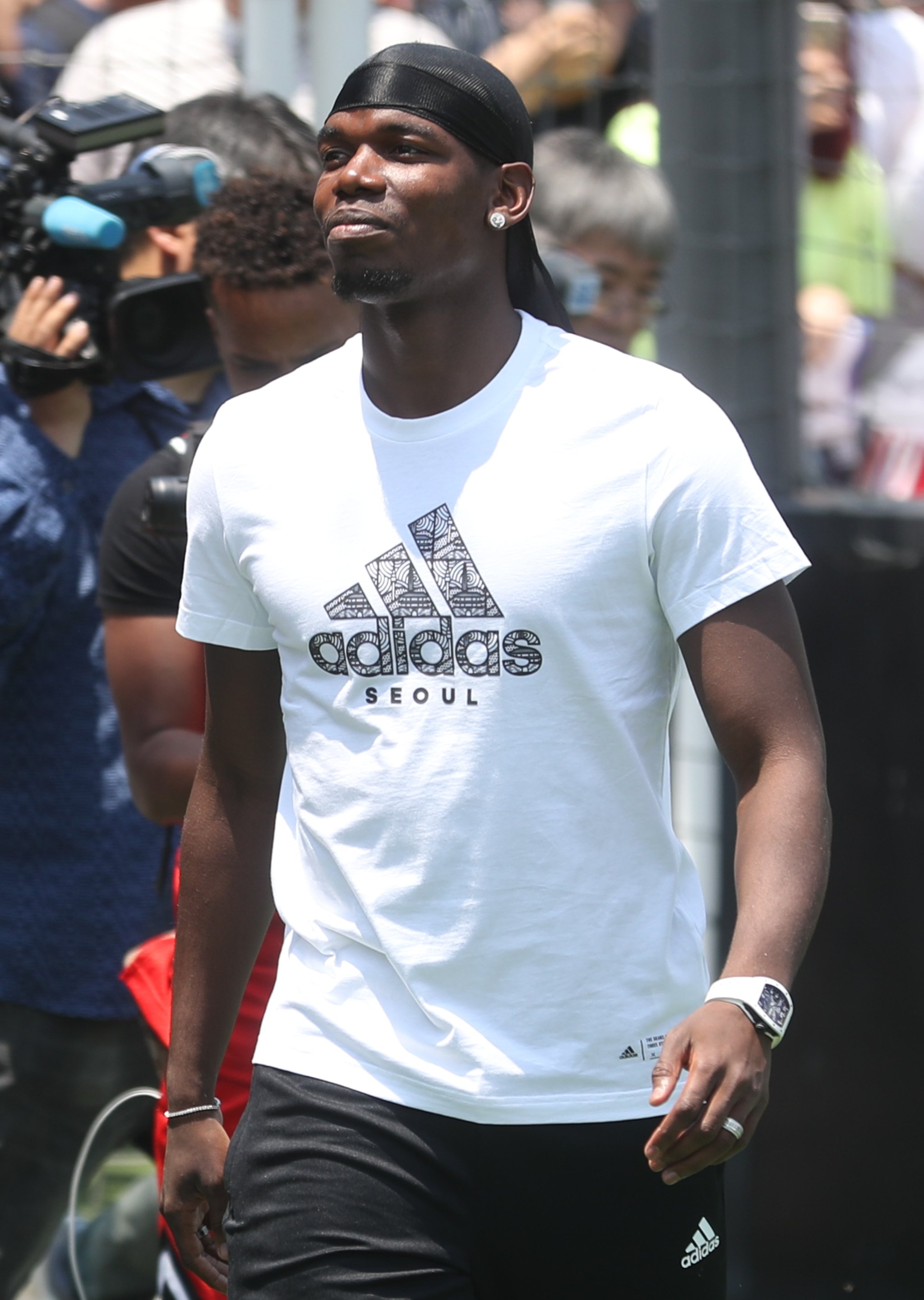 잉글랜드 프리미어리그 맨체스터 유나이티드의 폴 포그바가 13일 서울 용산구 아디다스 더베이스 서울에서 열린 아디다스 폴 포그바 아시아 투어 행사에서 팬들의 환호를 받으며 입장하고 있다. [연합뉴스 ]