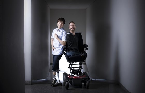 '로봇다리 세진이' 김세진 수영선수(왼쪽)와 '사지 없는 인생' 대표 닉 부이치치(오른쪽). 이들은 신체적 장애를 부정적인 맥락으로 받아들이지 않았다. '더 채울 수 있는 가능성'을 기대하며 남다른 삶을 살았다. 만약 자신과 주변 사람들이 이들을 억압하기만 했다면, 날개를 펼치기 어려웠을 것이다. [중앙포토]