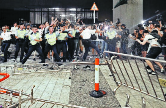 지난 6월 9일 홍콩에서 경찰들이 범죄인 인도 법안을 거부하며 시위에 나선 홍콩 시민들을 진압하고 있다.. [AP=연합뉴스]