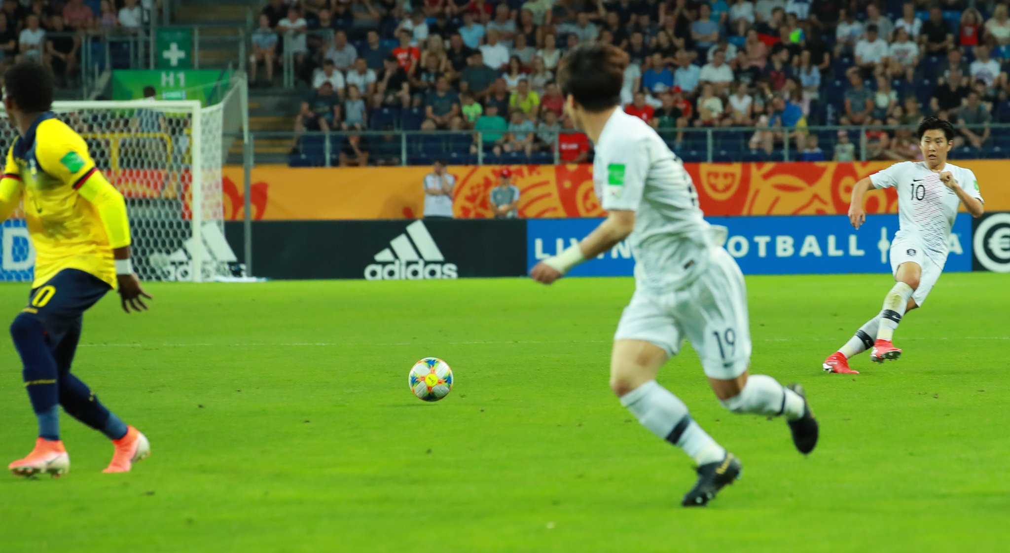 12일 U-20 월드컵 4강전 한국과 에콰도르의 경기. 전반 이강인이 앞쪽의 최준을 바라본 뒤 공간 패스를 하고 있다. 이후 최준의 골로 이 패스는 이강인의 어시스트로 기록됐다.[연합뉴스]