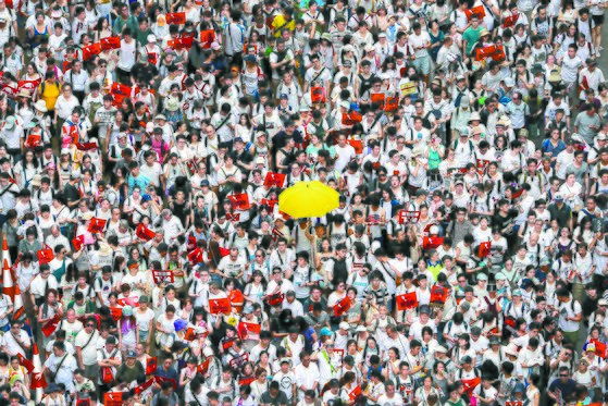 지난 6월 9일 범죄인 인도 법안을 거부하며 홍콩 거리에서 시위에 나선 시민들의 모습. 가운데 노란 우산은 2014년 홍콩 정부 수장인 행정장관의 직선을 요구하며 벌였던 학생 사위 당시 등장했던 것으로 지금은 홍콩 민주화의 상징이 되고 있다. [AP=연합뉴스]