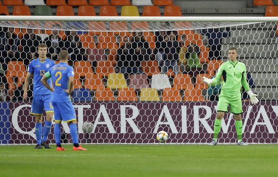 우크라이나 U-20 축구대표팀 골키퍼 안드리 루닌이 지난달 24일 열린 미국과 U-20 월드컵 조별리그 1차전에서 실점한 뒤 아쉬워하고 있다. [AP=연합뉴스]