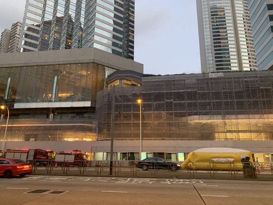 15일 오후 홍콩 도심 쇼핑센터 난간에서 범죄인 인도 법안의 완전 철폐를 주장하는 홍콩 시민 량링제가 고공 시위를 벌이자 출동한 소방대가 에어매트를 설치하고 대치하고 있다. [신경진 기자]