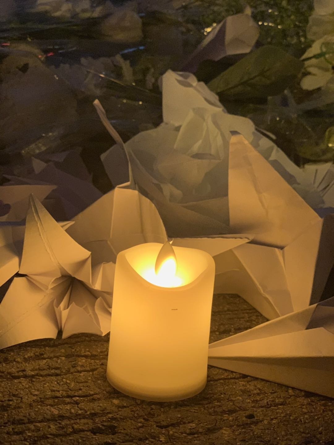 15일 범죄인 인도 법안 개정에 반대하며 투신 사망한 량모씨를 추모하는 촛불. [신경진 기자]