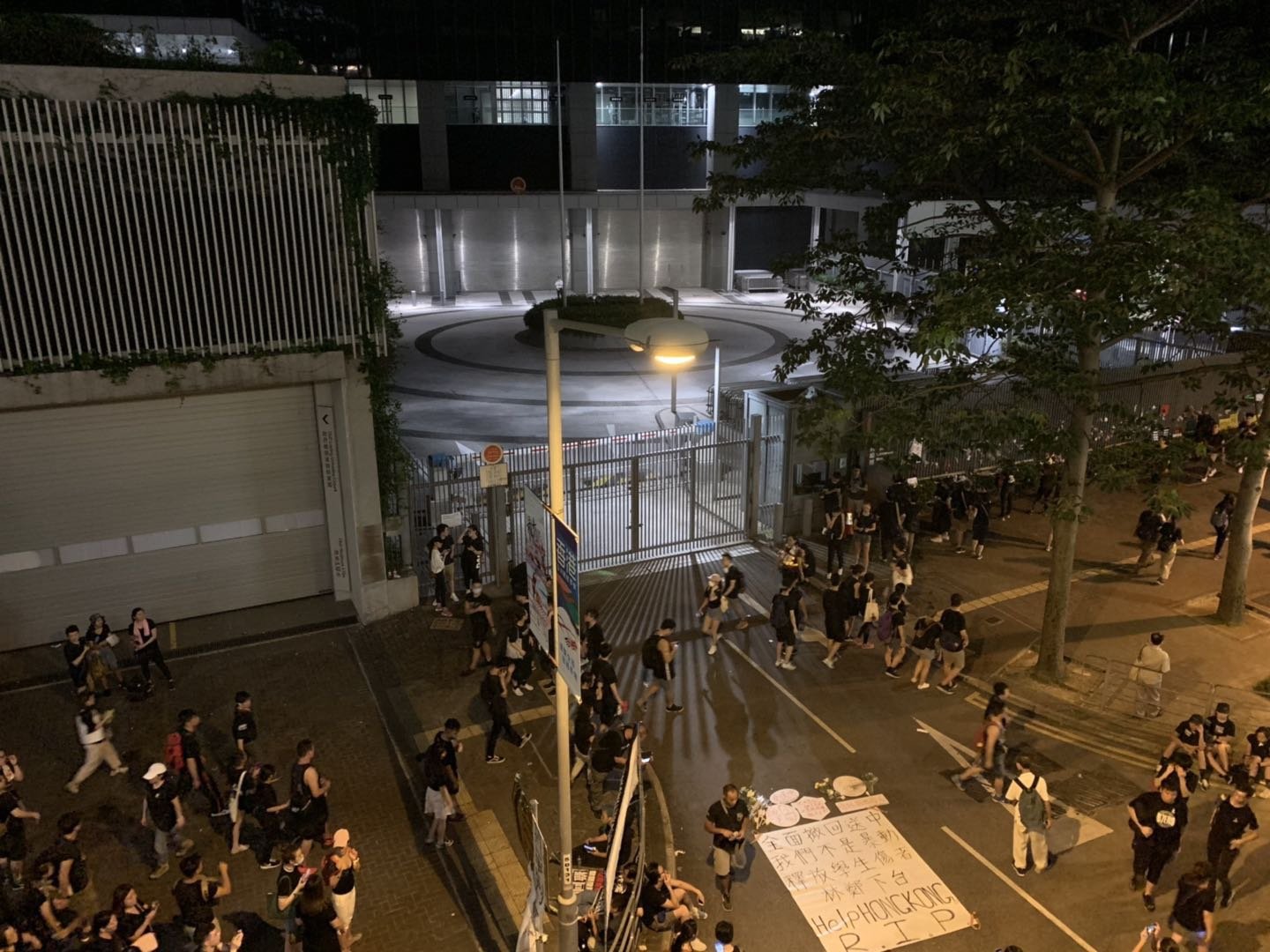 16일 밤 홍콩 정부 청사 입구 앞에 ’행정장관 하야“ 등 시위대의 요구를 담은 대자보가 붙어있다. [신경진 기자]