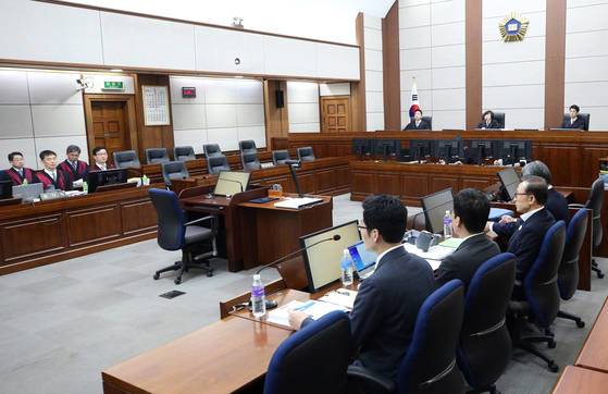 법정에서 서로 마주보고 있는 검찰 측(왼쪽)과 이명박 전 대통령 및 변호인단. [사진공동취재단]