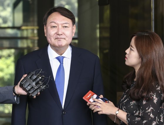 윤석열 서울지검장이 17일 오전 서울 서초동 서울지검을 나서며 기자들의 질문을 받고 있다. 임현동 기자