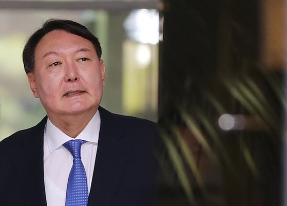 신임 검찰총장 후보자로 지명된 윤석열 서울중앙지검장이 17일 점심식사를 위해 서울 서초구 서울 중앙지검을 나서고 있다. [연합뉴스]