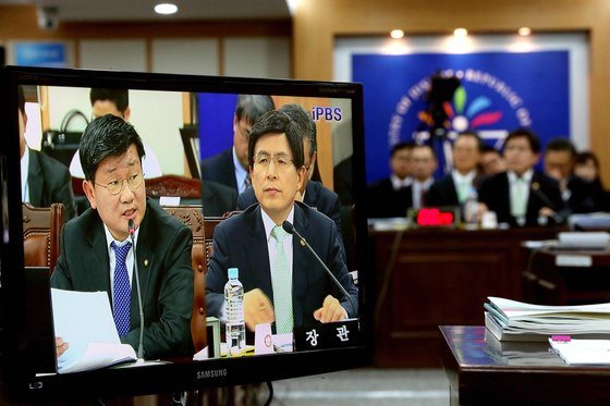 전해철 민주당 의원이 채동욱 전 검찰총장에 대해 황교안 당시 법무장관에게 질의하고 있다. [중앙포토]