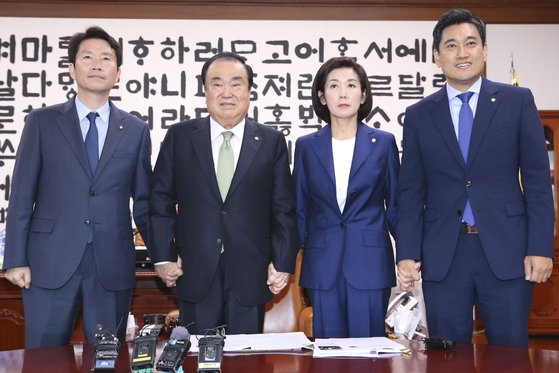 문희상 국회의장과 여야 교섭단체 원내대표들이 18일 오후 서울 여의도 국회에서 회동을 앞두고 기념촬영을 하고 있다. 왼쪽부터 더불어민주당 이인영 원내대표, 문 의장, 자유한국당 나경원, 바른미래당 오신환 원내대표. 변선구 기자