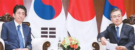 지난해 9월 25일 유엔총회에 참석한 문재인 대통령(오른쪽)이 미국 뉴욕 파커호텔에서 아베 신조 일본 총리와 한·일 정상회담을 하고 있다. [연합뉴스] <저작권자(c) 연합뉴스, 무단 전재-재배포 금지>