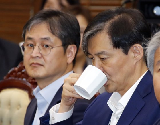 5월 20일 오후 청와대에서 열린 수석보좌관회의 모습. 차를 마시는 조국 민정수석 왼쪽이 박형철 반부패비서관. [연합뉴스]